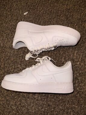 Nike Air Force 1 '07
Men's Shoes size 9 M no box preowned excellent